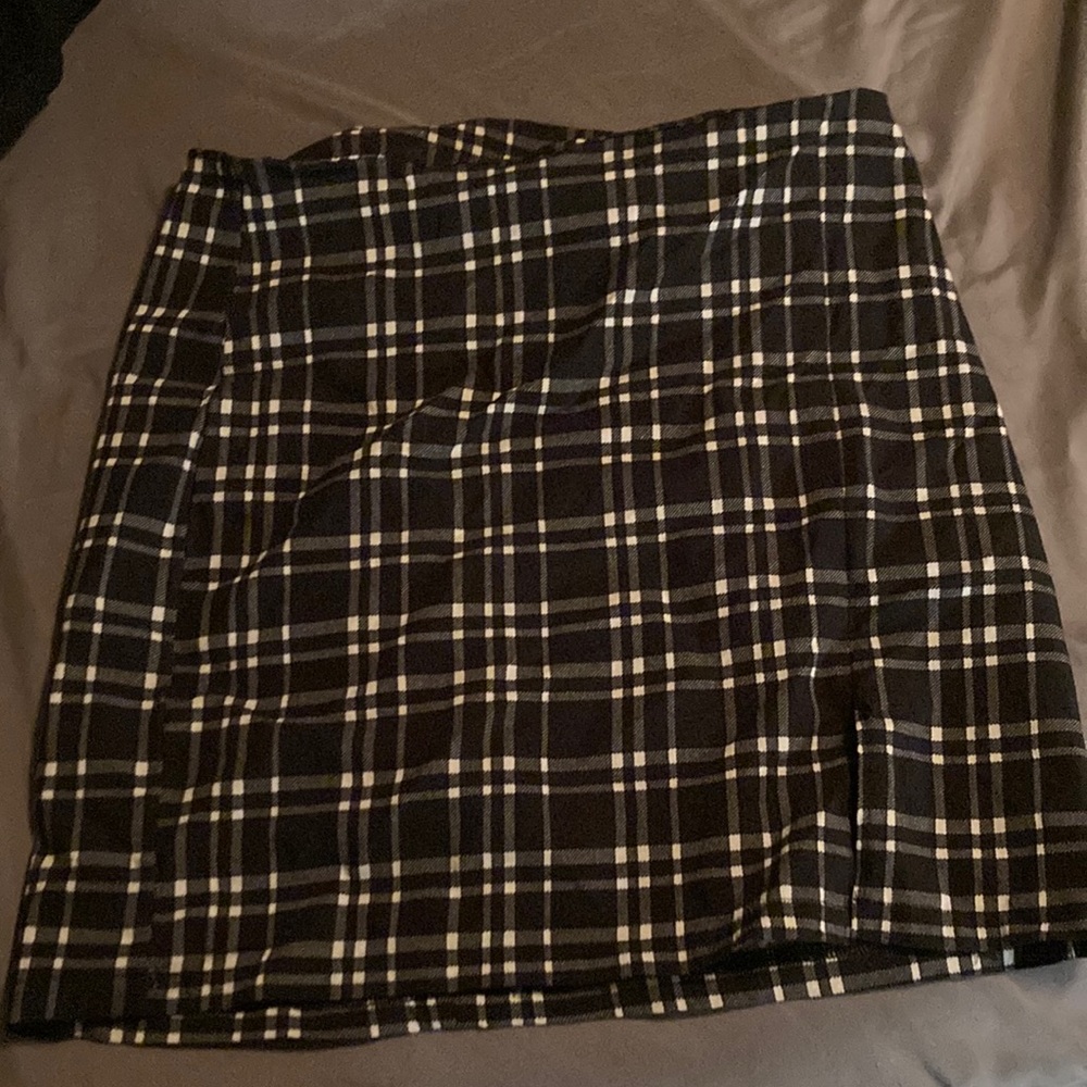 Black and white plaid skirt rue 21